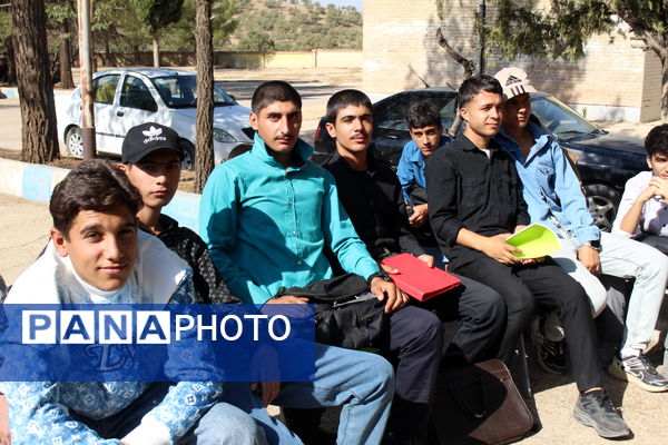 گرامیداشت هفته دفاع مقدس در مدرسه نخبگان عشایر گنجه‌ای یاسوج