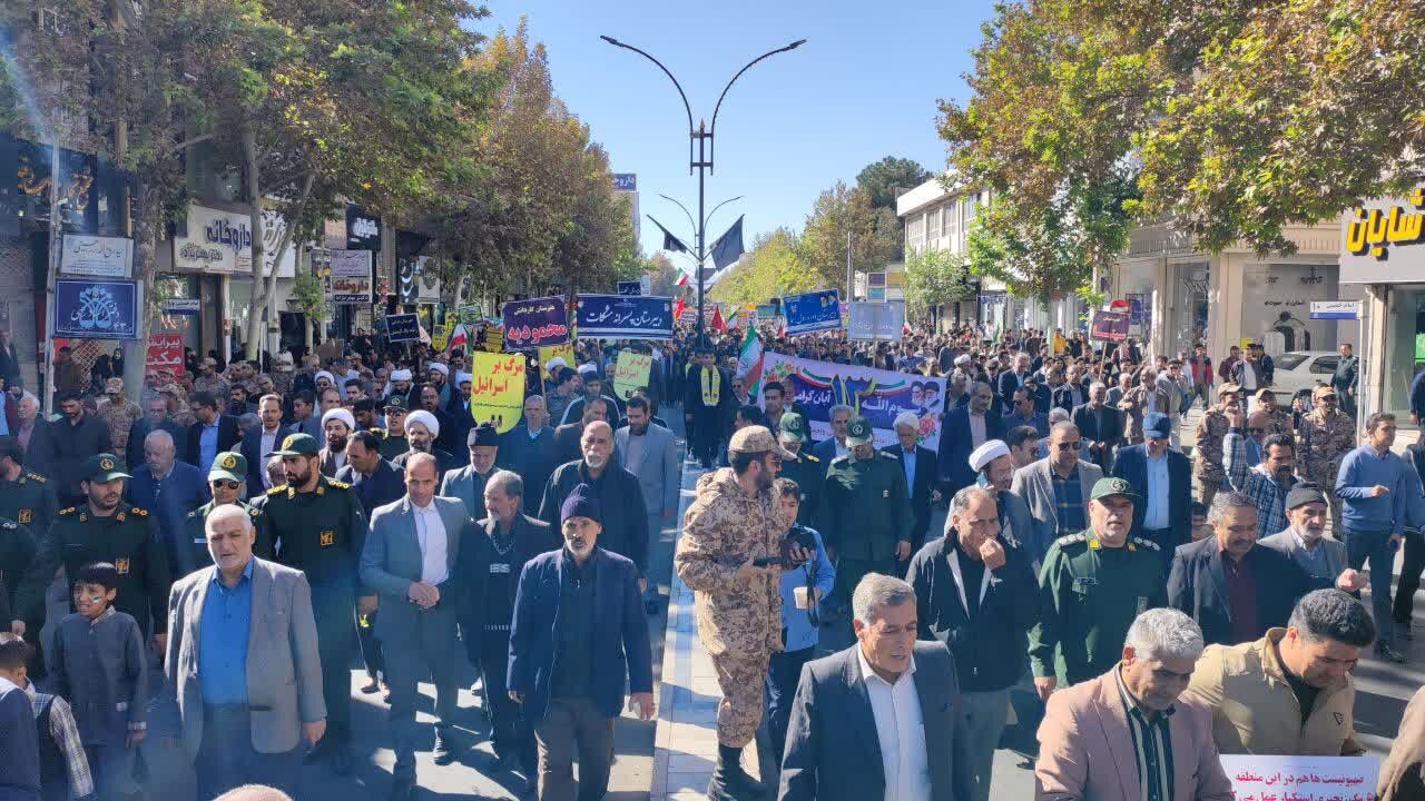 حضور پرشور نوجوانان و خانواده‌ها در سیزده آبان تجدید پیمان با انقلاب