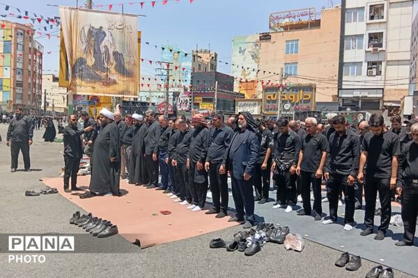 نماز ظهر عاشورا در میدان امام خامنه‌ای