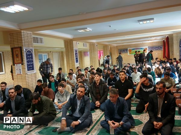 محفل‌ انس‌ باقرآن کریم در استان ایلام برگزار شد.