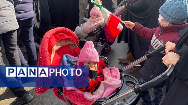حضور پرشور کودکان در راهپیمایی ۲۲ بهمن