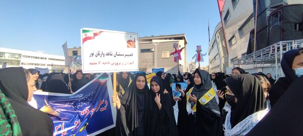 راهپیمایی سیزدهم آبان ماه با حضور دختران دبیرستان شاهد وارثان نور 