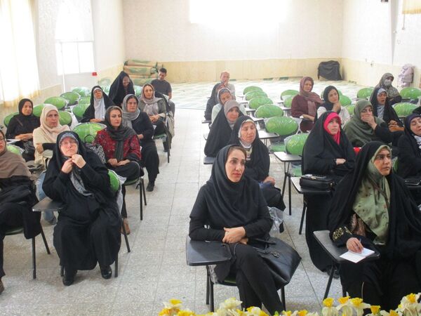 جلسه آموزش خانواده و افتتاح اتاق گفت‌وگوی اولیا در دبیرستان شاهد شهید کلانتری 