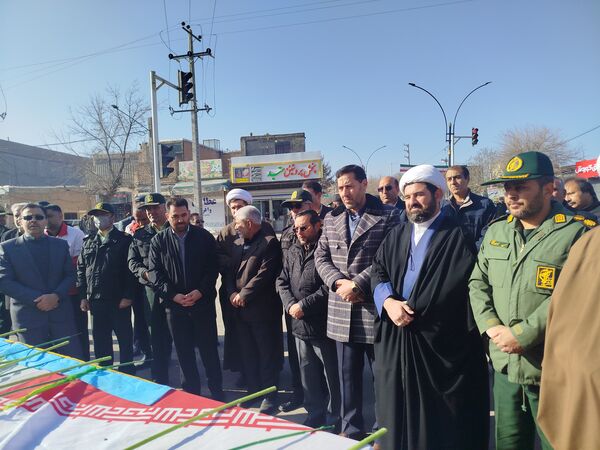 گلباران تمثال مبارک حضرت امام خمینی (ره) در سالروز ورود تاریخی و آغاز دهه فجر انقلاب اسلامی ایران 
