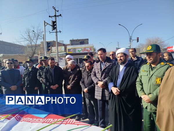 گلباران تمثال مبارک حضرت امام خمینی (ره) در سالروز ورود تاریخی و آغاز دهه فجر انقلاب اسلامی ایران 
