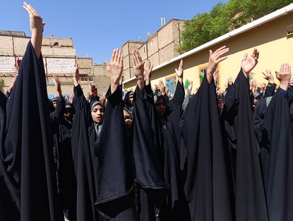 نواختن زنگ سپاس معلم در دبیرستان و دبستان میرزا جعفر سروقد