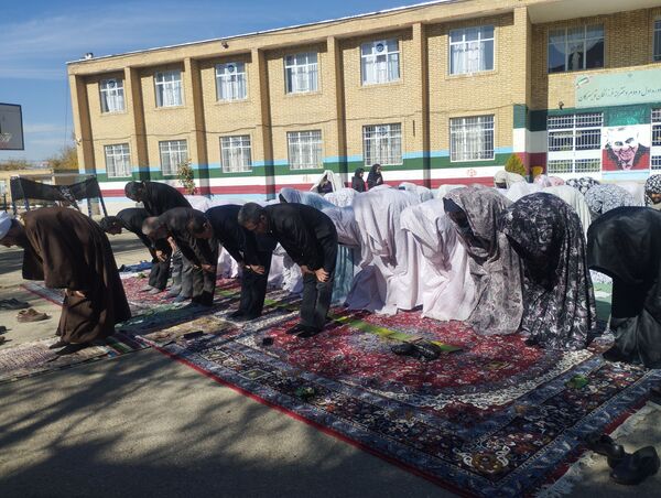 سجده‌ای برای آبادی