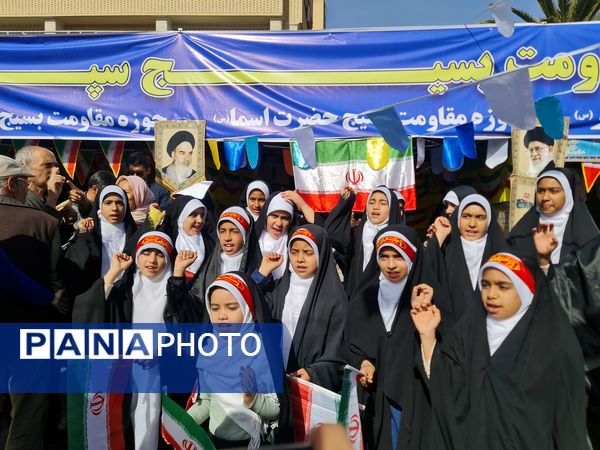 جلوه‌ای از وحدت و همدلی در راهپیمایی ۲۲ بهمن