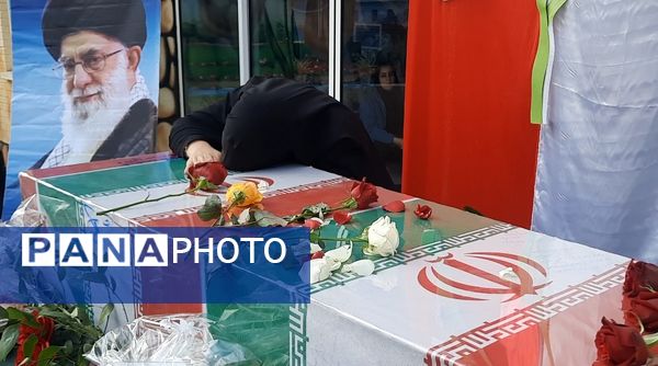 وداع دانش‌آموزان دبیرستان فرهنگیان ناحیه ۷ با شهید گمنام 