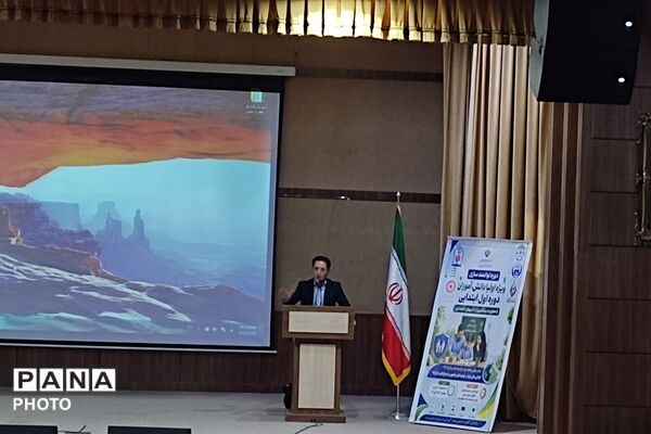نمایشگاه نقاشی دانش آموزان شهرستان قدس  با موضوع مبارزه با اعتیاد 