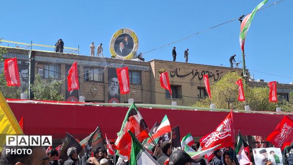 مشهد، در آغوشِ حرم، با رهبر شهید وداع کرد