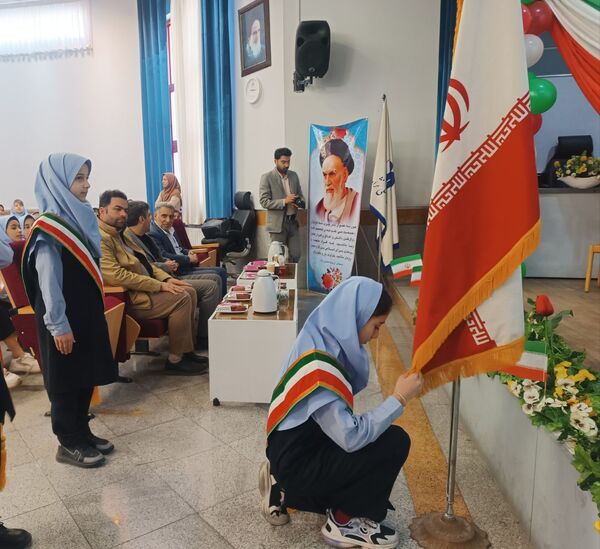 زنگ انقلاب در دبستان آرمینه مصلی‌نژاد