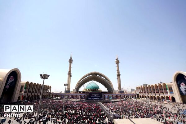 وداع با پیکر مطهر امام شهید در مصلای تهران