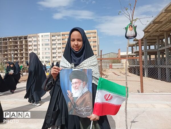 دانش‌آموزان دبیرستان عفت در کاشت ۱۰۰۰ درخت شریک شدند