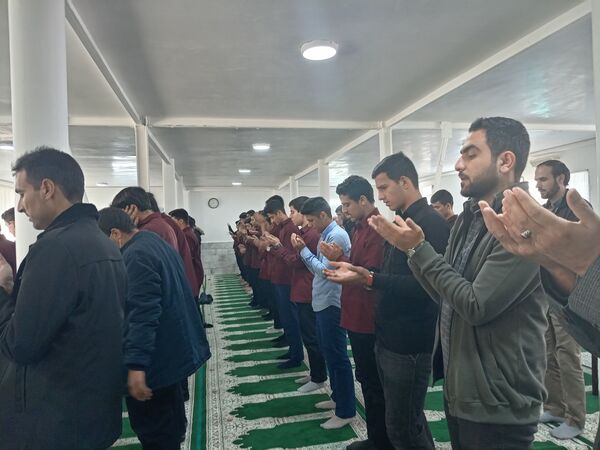 اقامه نماز جماعت به امامت امام جمعه کاشمر در دبیرستان نمونه آیت الله خامنه‌ای 