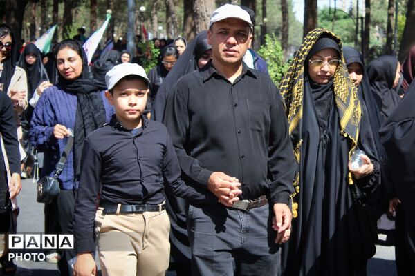 خادمِ کوچک، عشقِ بزرگ