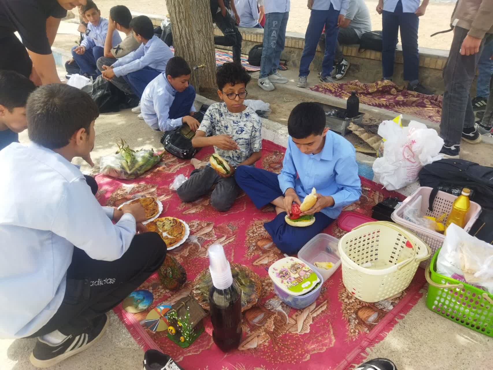 برگزاری جشنواره غذا و بازارچه دانش‌آموزی در دبیرستان نمونه دولتی دانش 