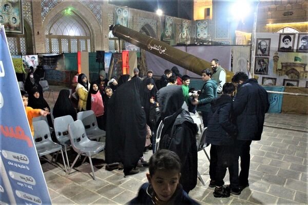 استقبال نوجوانان از غرفه‌های یادواره شهدای مسجد جامع قم