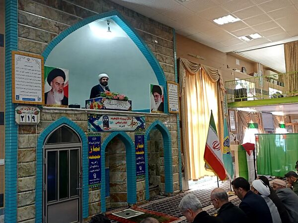  نماز عبادی، سیاسی جمعه با رنگ و بوی دهه فجر در فاروج