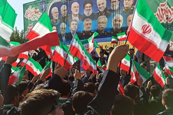 خروش هزاران دانش آموز ورامینی در ۱۳ آبان