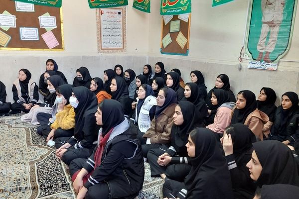 بازدید کارشناس ادبیات فارسی از مدرسه فاطمه الزهرا: تقویت پایه‌های ادبی در نسل آینده