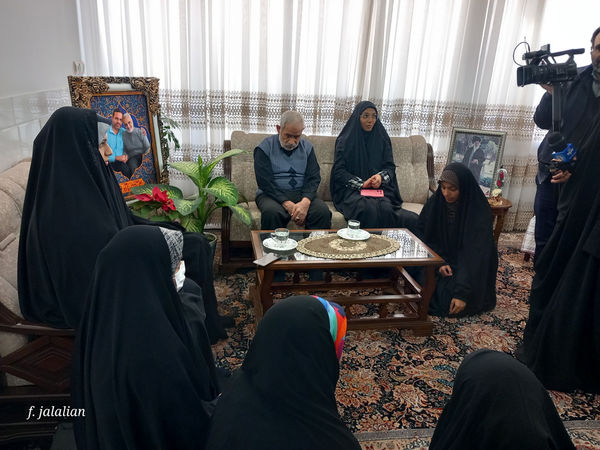 دیدار دختران رای اولی قم با خانواده شهید آقازاده نژاد