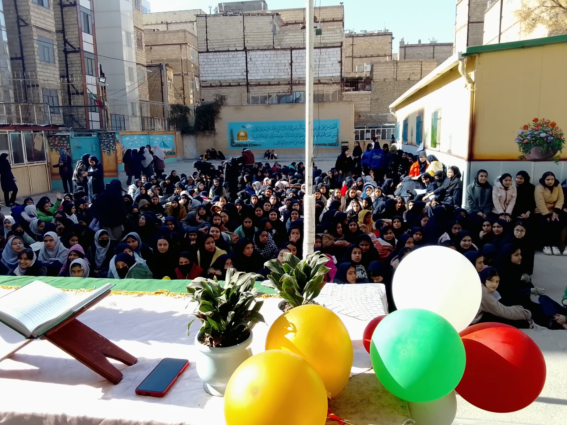 جشن دهه ی فجر در دبیرستان میرزا جعفر سروقد