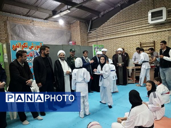 اهدای کمربند به تکواندو کاران فاروجی