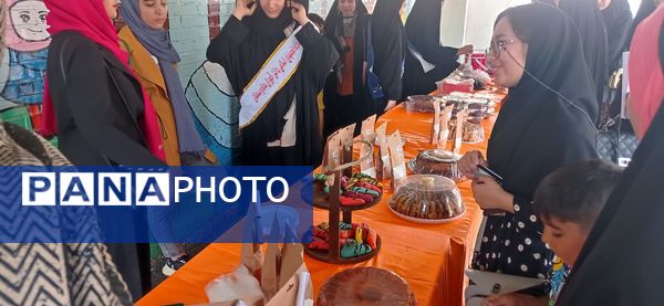 بازارچه هنر دخترانه توسط دانش‌آموزان انجمن اسلامی