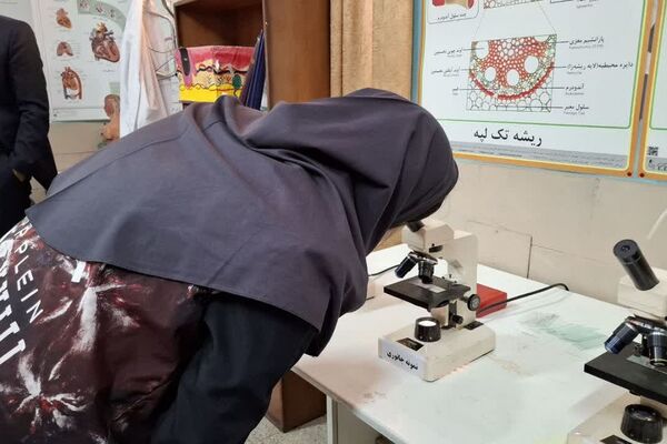 دانش‌آموزان دبیرستان ساره در پژوهشسرای فرهنگ مهارت‌های علمی را تجربه کردند