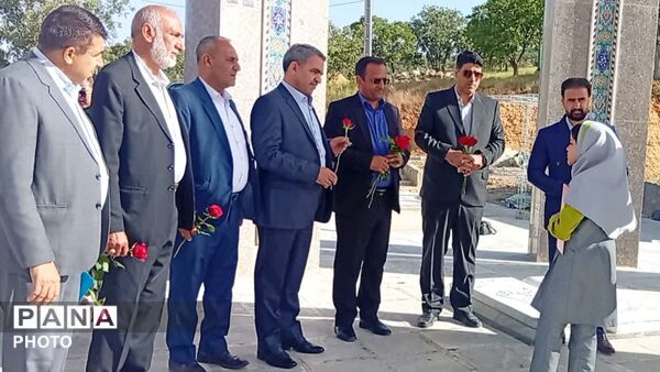 تجدید میثاق معاون وزیر و رئیس سازمان مدارس غیردولتی و مشارکت‌های مردمی وزارت آموزش و پرورش با شهدای گمنام در یاسوج