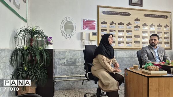 تقدیر از مدیریت دبیرستان دخترانه شهید بصیر با حضور کارشناسان متوسطه اول
