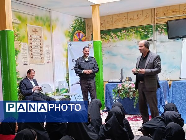  جلسه آموزش خانواده در دبیرستان نمونه اندیشه 