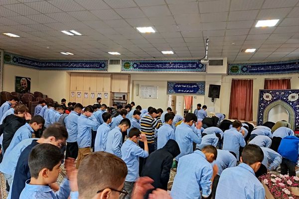 برپایی نماز جماعت در مدرسه انصارالمهدی قرچک 