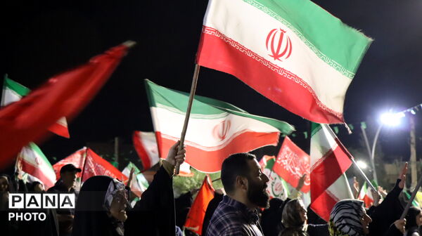 حضور در تجمعات شبانه در میدان شهید امام خامنه‌ای پاکدشت