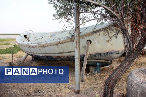 قایق‌های به گل نشسته دریاچه ارومیه