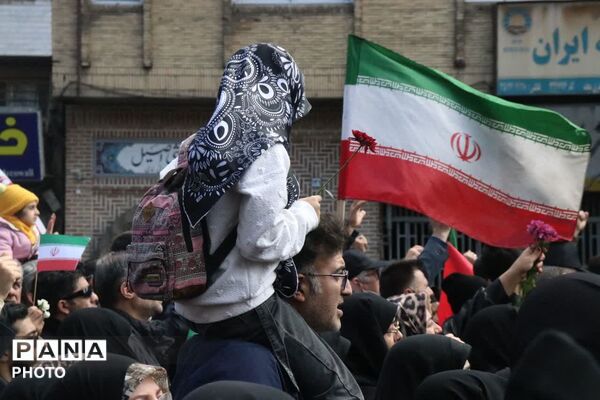  حلما با عروسک‌ها سوگ خانواده شهیدش را در آغوش کشید