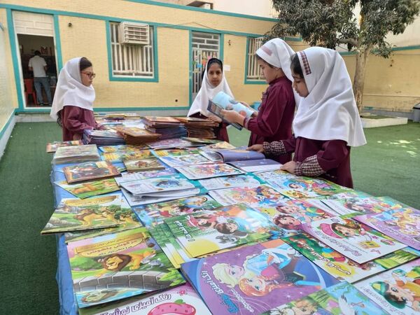 نمایشگاه کتاب در دبستان مریم بندرعباس