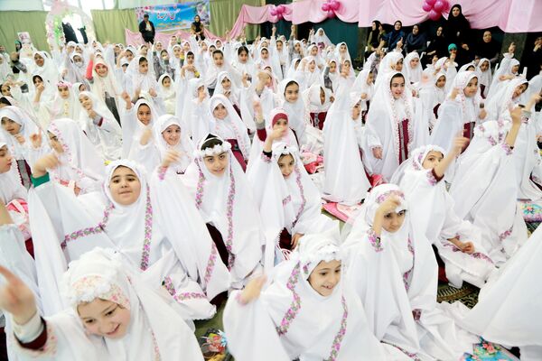  جشن تکلیف ۱۴۰۰ نفری دانش‌آموزان دختر شاهین شهری 