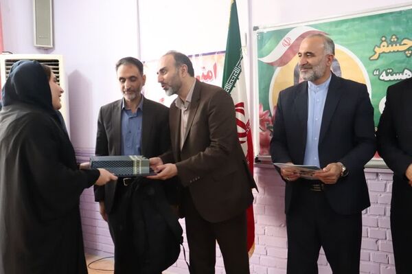 تقدیر از دانش‌آموز مولف کتاب «زندگی، یک هسته»
