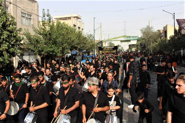 حضور پرشور کودکان قمی در دسته‌های عزاداری روز تاسوعا 