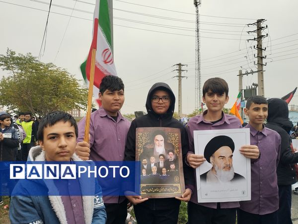 حضور دانش‌آموزان ملاردی در راهپیمایی روز سیزده آبان 