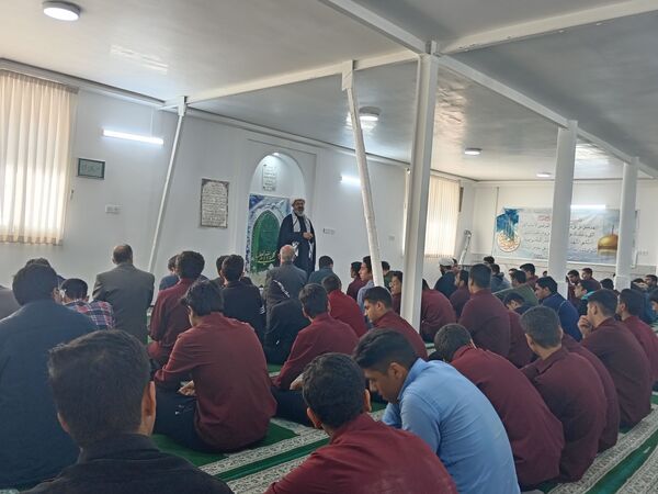 اقامه نماز جماعت به امامت امام جمعه کاشمر در دبیرستان نمونه آیت الله خامنه‌ای 