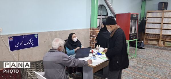 کمک رسانی گروه جهادی شهدای مدافع و هلال احمر به صورت رایگان به مردم ساوجبلاغ  