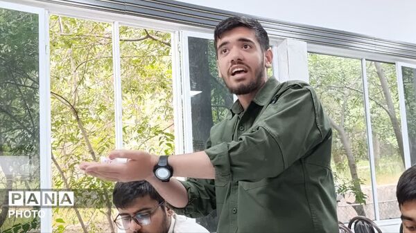 نشست مشاور وزیر آموزش‌ و پرورش با تشکل‌های دانش‌آموزی در یاسوج
