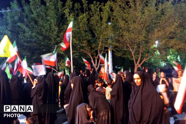 ایستادگی در سایه پرچم وطن