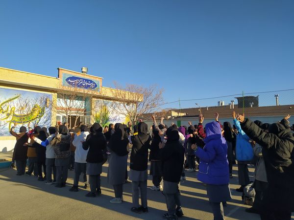 مراسم صبحگاه در دبیرستان دخترانه امید 