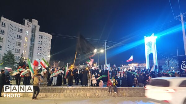 تجمع جوانان‌‌و‌نوجوانان‌در‌بیعت با رهبر انقلاب در نیشابور