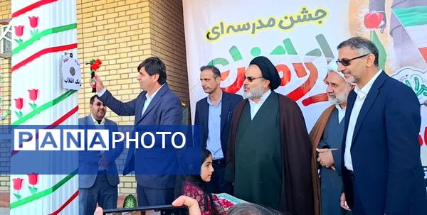 وقتی مدرسه صحنه انقلاب شد؛ زنگی که با سرود و افتخار نواخته شد