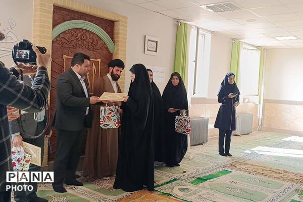 اقامه نماز جماعت و تجلیل از دانش آموزان برتر کنگره قرآنی سمپاد در دبیرستان فرزانگان قرچک